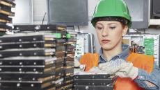 Computer recycling plant worker_Custom_Getty-Westend61